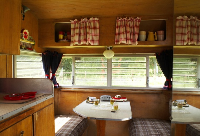 intérieur de caravane coin repas table à manger canapé