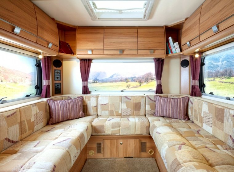 caravane intérieur idée aménagement coussins mobilier bois design tapis de sol