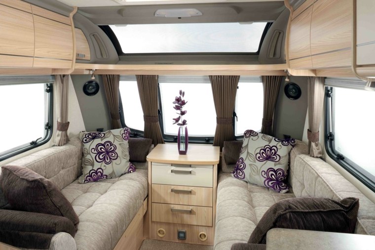 aménagement caravane intérieur salon canapé coussins idée meuble en bois