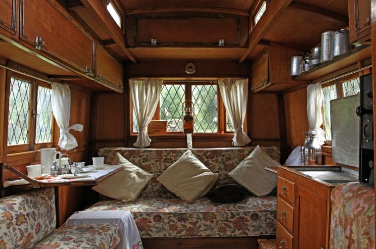 intérieur de caravane idée aménagement canapé coussins rideaux fenêtres