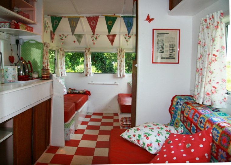 intérieur de caravane carrelage rouge blanc canapé coussins déco mur guirlande papier