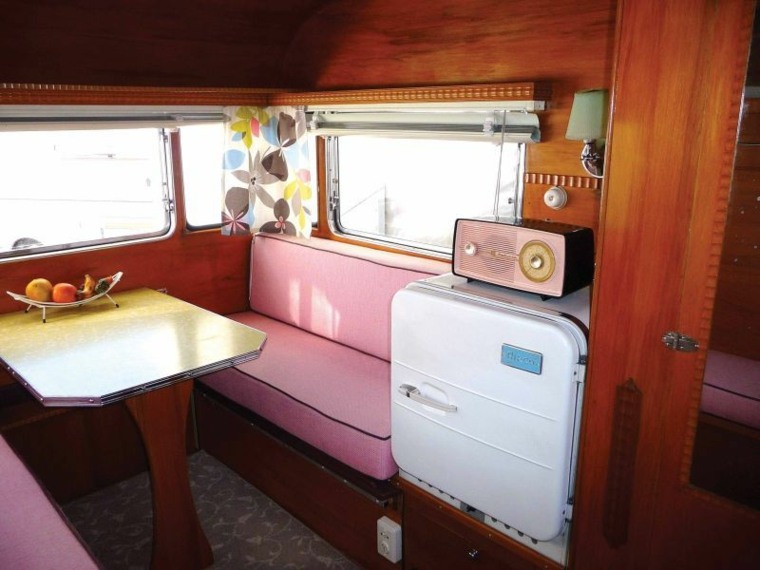 intérieur caravane table canapé rose frigo aménagement cuisine