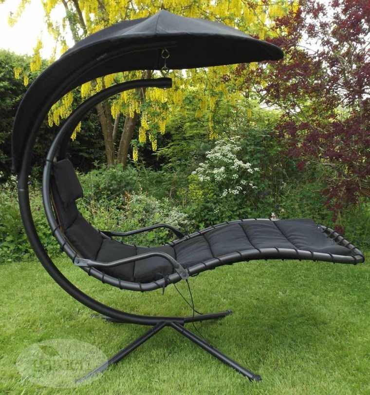 chaise noire décoration de jardin