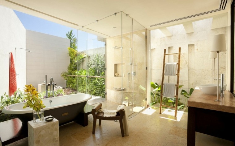 salle de bain chambre aménagement baignoire déco plantes chaise bois évier