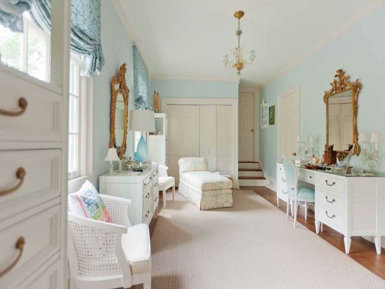 chambre dressing design canapé fauteuil blanc tapis de sol miroir cadre bois