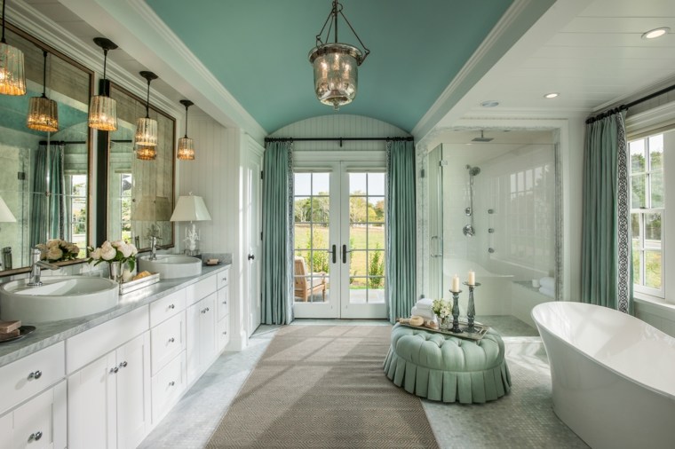 intérieur moderne salle de bain tapis gris pouf mobilier bois blanc luminire suspendu baignoire