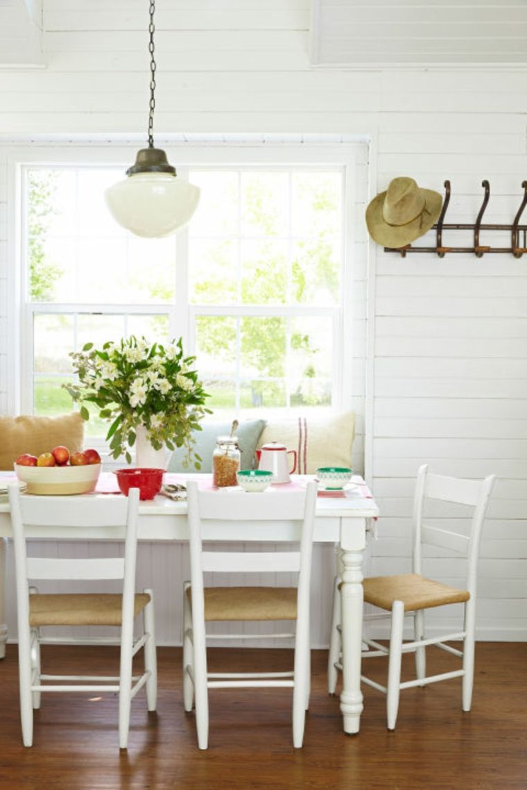 coin repas cuisine table en bois chaise design déco luminaire suspension bouquet fleurs