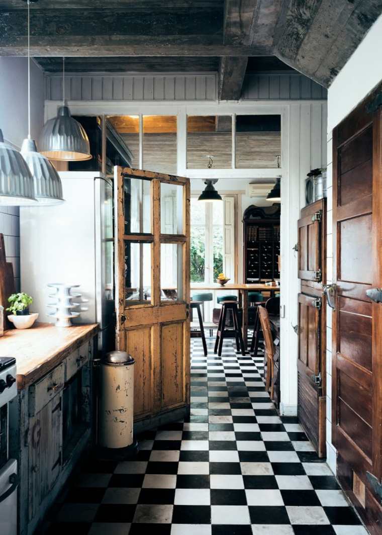 cuisine rétro moderne idée carrelage noir et blanc suspension luminaire bois