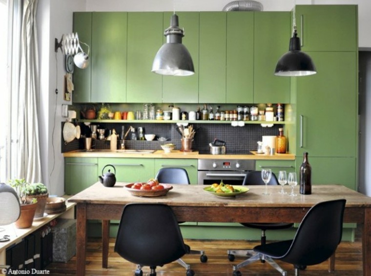 cuisine design style industriel luminaire suspension table en bois chaise noire mobilier cuisine bois vert