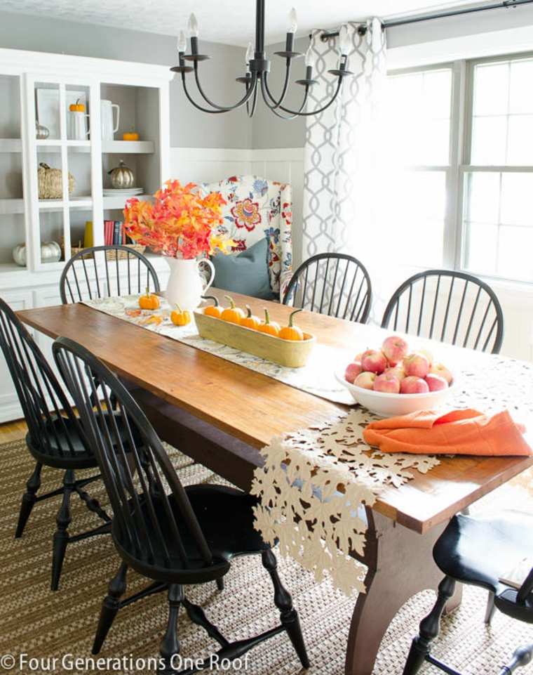 déco automne orange citrouille fleurs idée nappe table en bois chaise