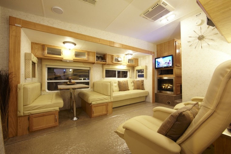 camping aménagement intérieur canapé beige salon caravane