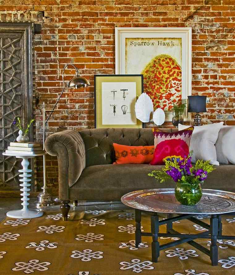 décoration salon canapé marron coussin tapis de sol table basse cadres design mur briques