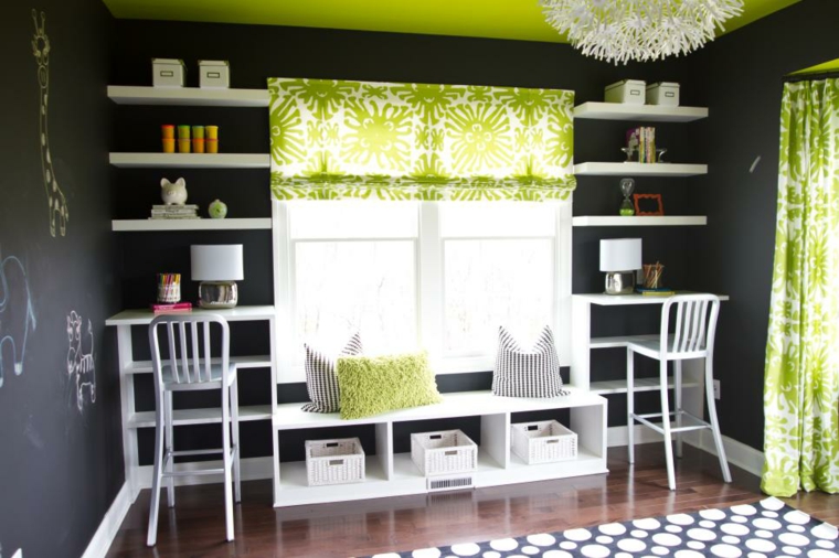 espace fenêtre déco aménagement idée meuble bois blanc chaise rideaux verts tapis de sol noir et blanc 