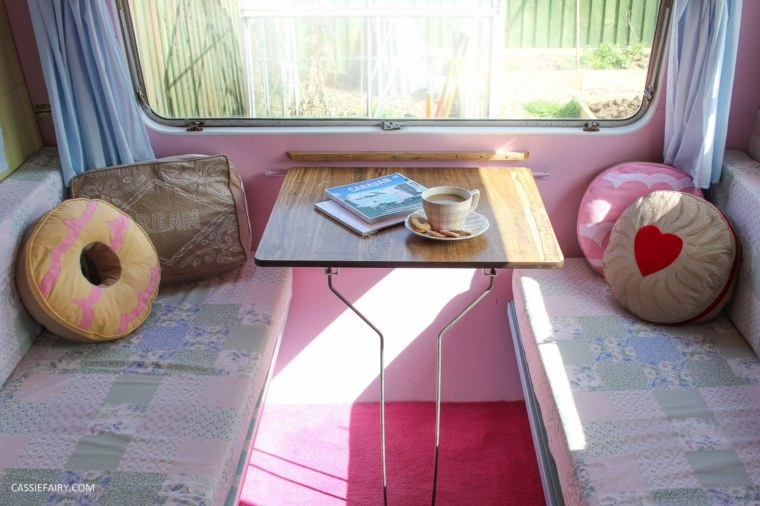 camping car idée aménagement coussin canapé lit table 