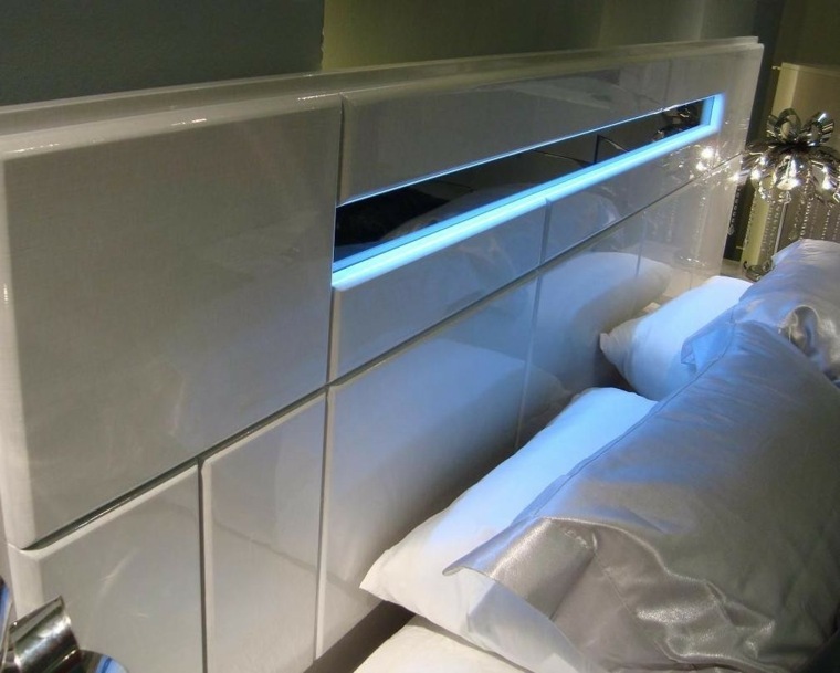 tête de lit blanche éclairage intégré design idée chambre à coucher 