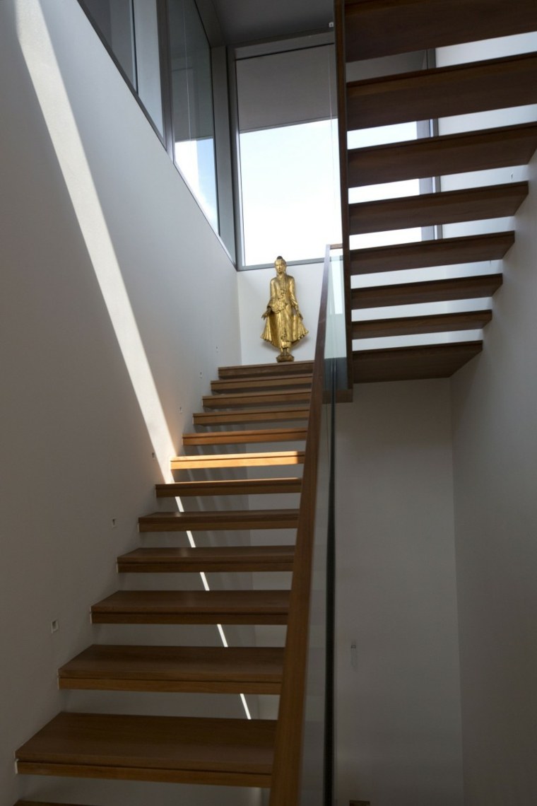 escalier bois deco statuette