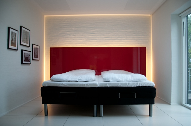 tête de lit déco rouge idée déco mur chambre éclairage intégré 