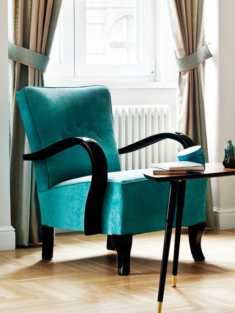 fauteuil bleu accoudoirs noirs bois design parquet salon art déco rideaux