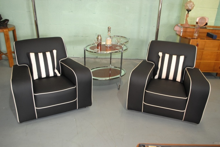 fauteuil art déco noir coussins noir et blanc table métal tapis de sol gris meuble bois idées