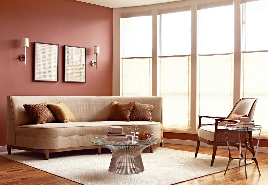 décoration salon mur cadres canapé coussin tapis de sol blanc table en verre fauteuil 