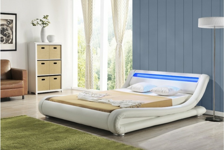 chambre à coucher idée aménagement meuble tiroirs déco mur tapis de sol vert chambre à coucher lit éclairage intégré mur en bleu lampe 