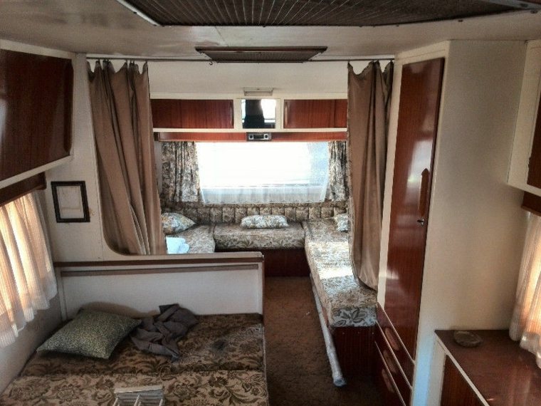 intérieur de caravane idée aménagement rideaux beiges mobilier camping car aménagement