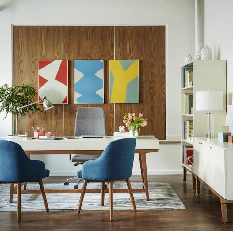 intérieur moderne design mur cadre fauteuil bleu table blanche bois design parquet tapis de sol 