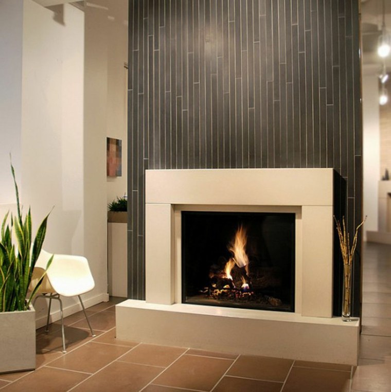 idée aménagement intérieur carrelage marron cheminée déco salon plante chaise