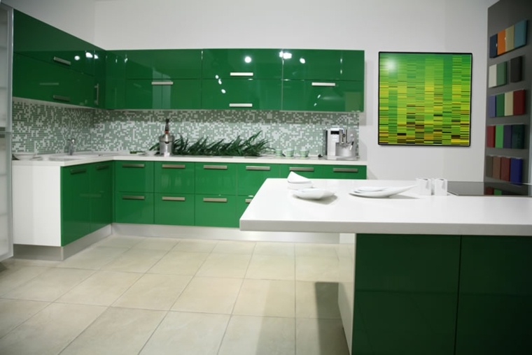couleur cuisine idée vert design îlot de cuisine aménagement carrelage sol blanc