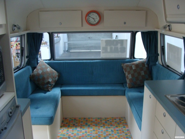 aménagement intérieur caravane camping car canapé bleu coussins