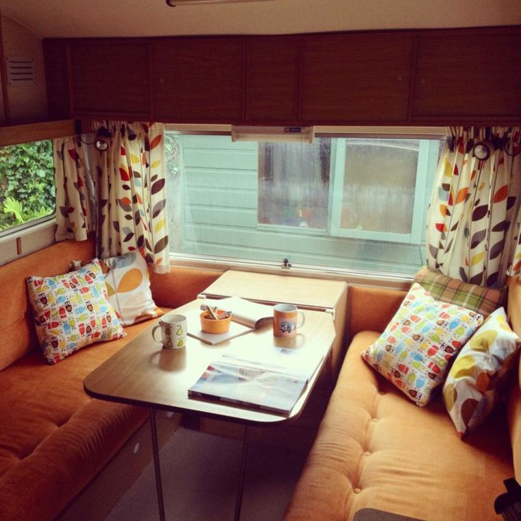 camping car aménagement canapé orange coussins à motifs rideaux