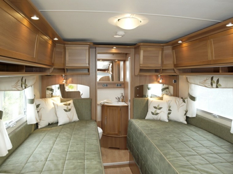 caravane idée lit coussins meubles en bois parquet luminaire plafond 
