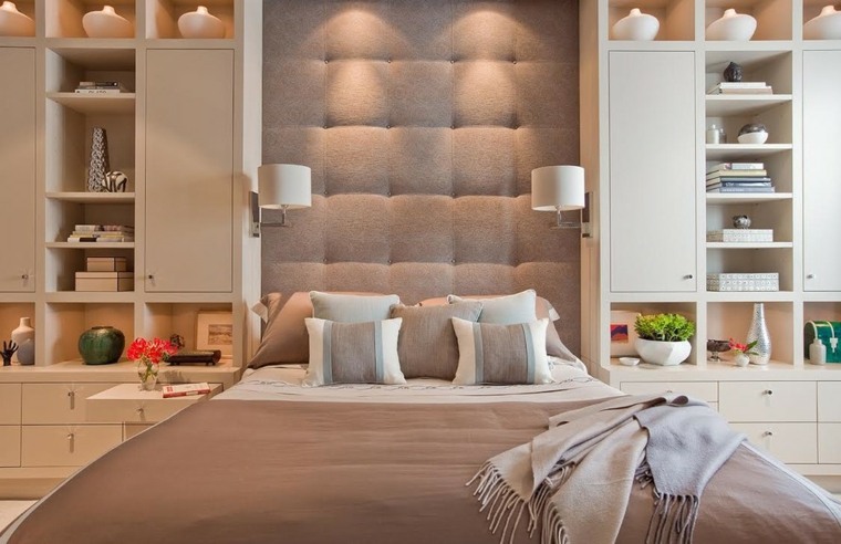 tête de lit originale idée chambre à coucher aménagement meuble bois tiroirs étagères tête de lit tissu
