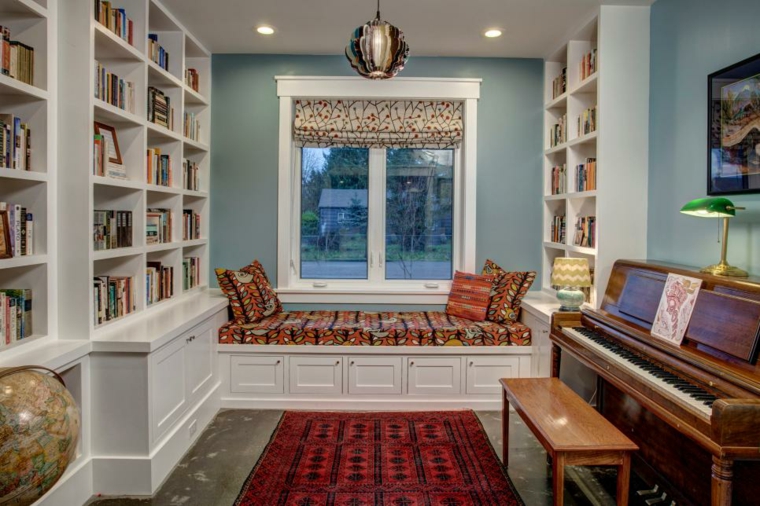fenêtre idée aménagement espace au dessous tapis de sol rouge rideaux piano bois banc