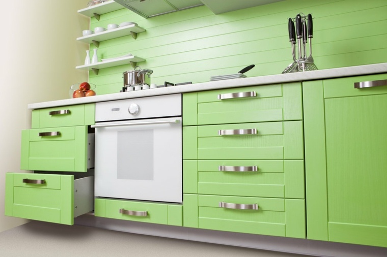 mobilier cuisine bois vert tiroirs design mur idée étagères blanches four 