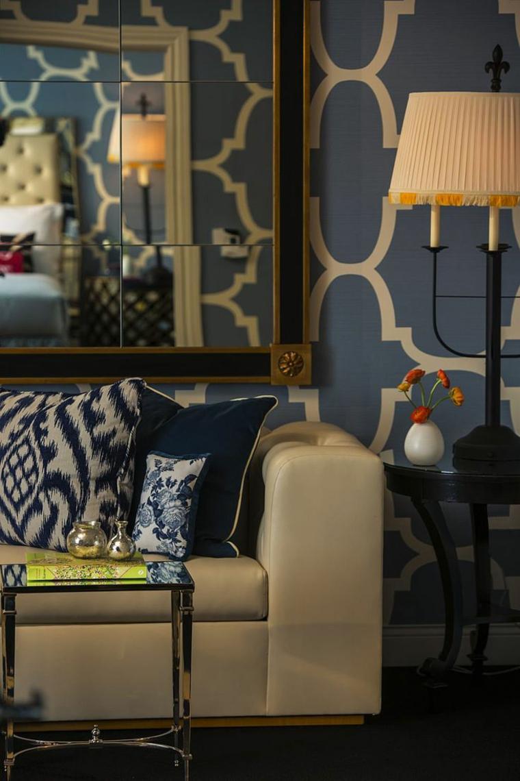 papier peint original bleu design canapé salon lampe coussins 