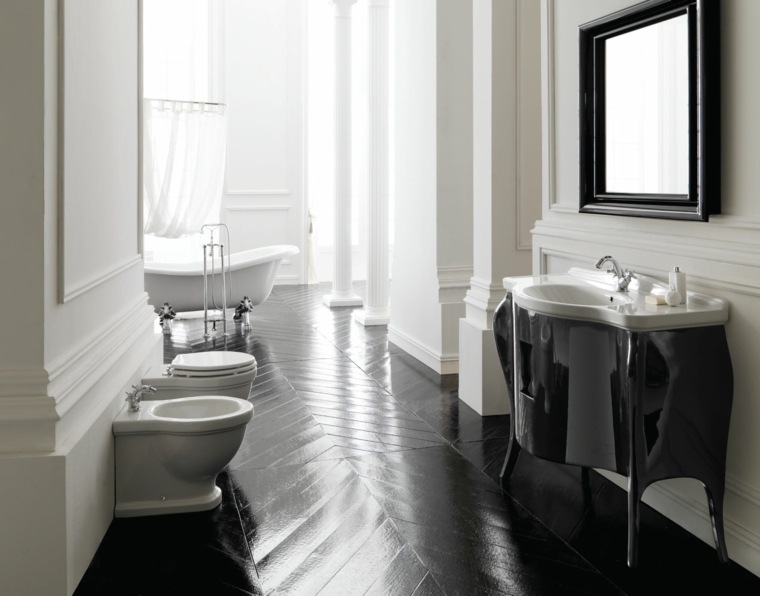 salle de bain ancienne noir et blanc parquet bois évier miroir