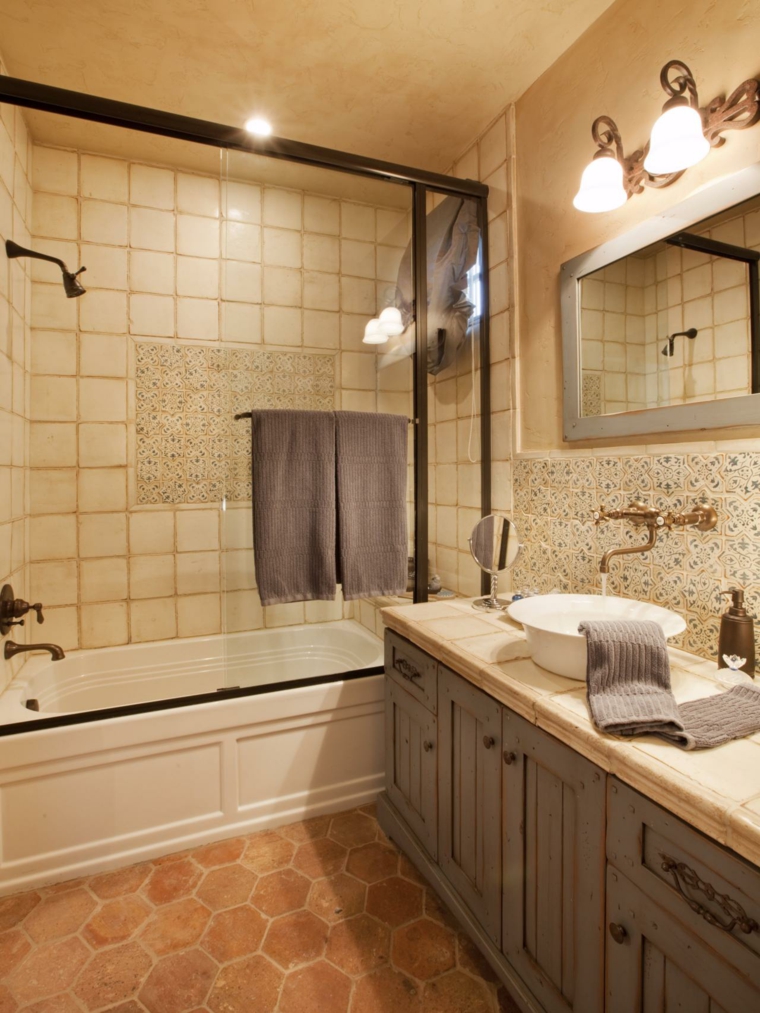 salle de bain beige design baignoire évier meuble rétro miroir 