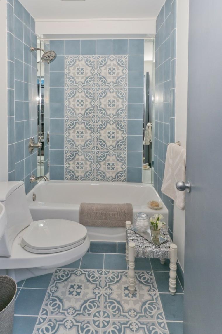 salle de bain orientale baignoire blanche mosaïque déco toilettes