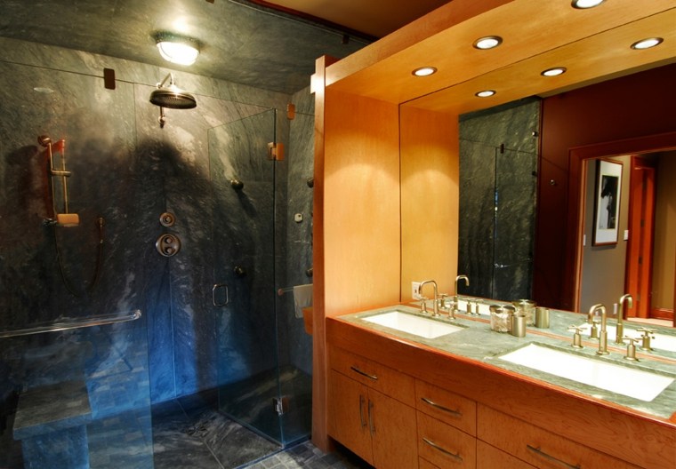 pierre aménagement design salle de bain cabine de douche mobilier en bois miroir