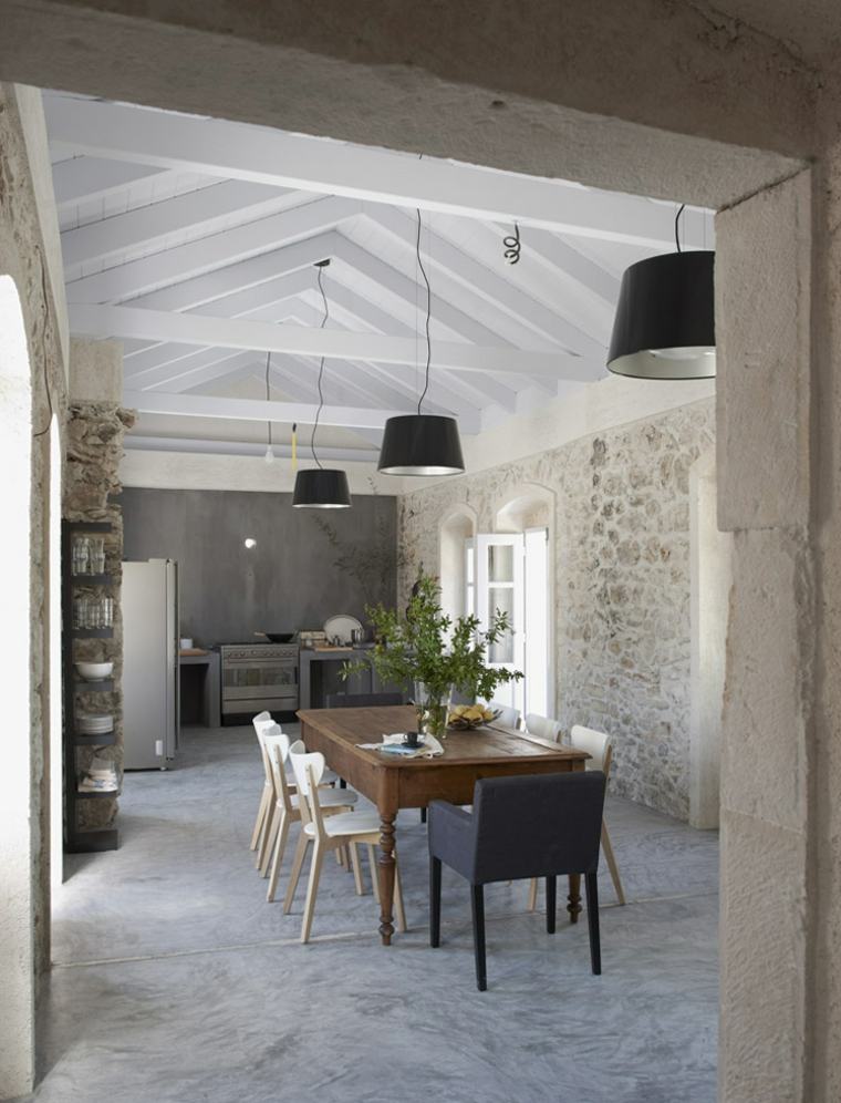 salle à manger table en bois design fauteuil noir chaise mur en pierre luminaire en suspension design