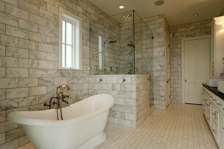 salle de bain marbre style ancien baignoire
