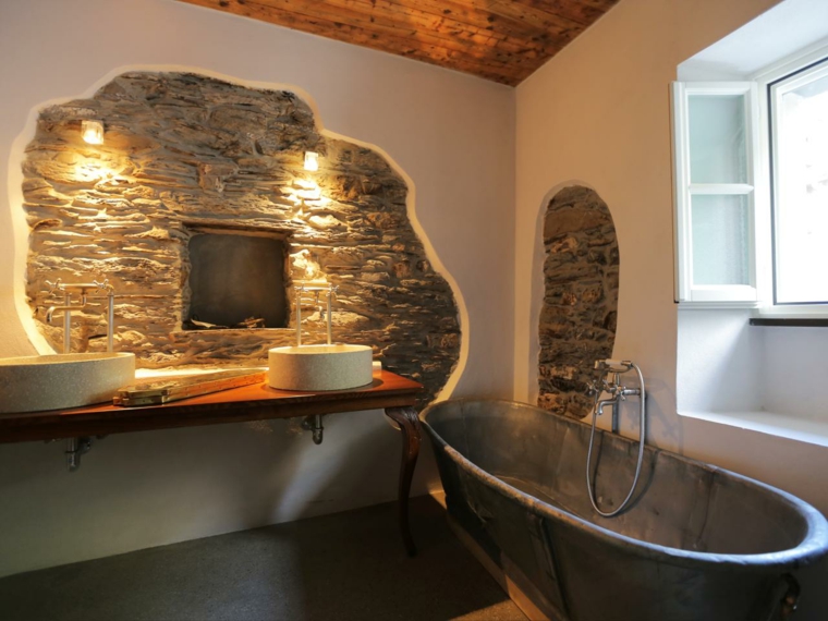 baignoire métal salle de bain ancienne mur pierre