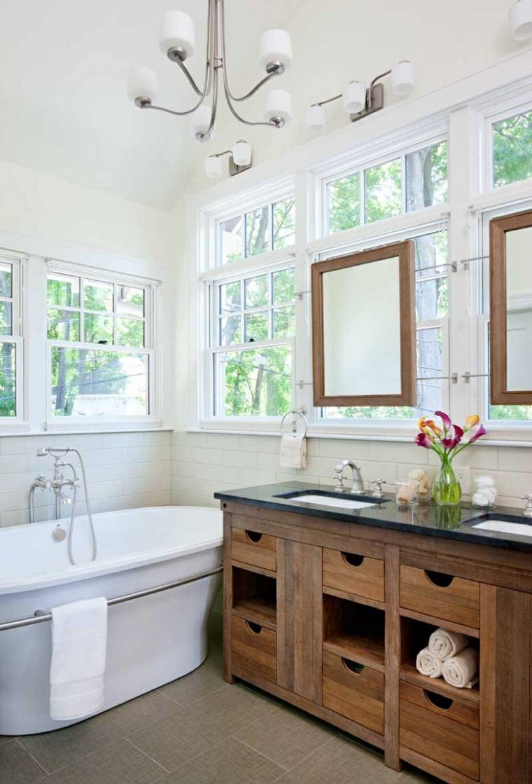 intérieur salle de bain moderne miroir cadre bois meuble baignoire