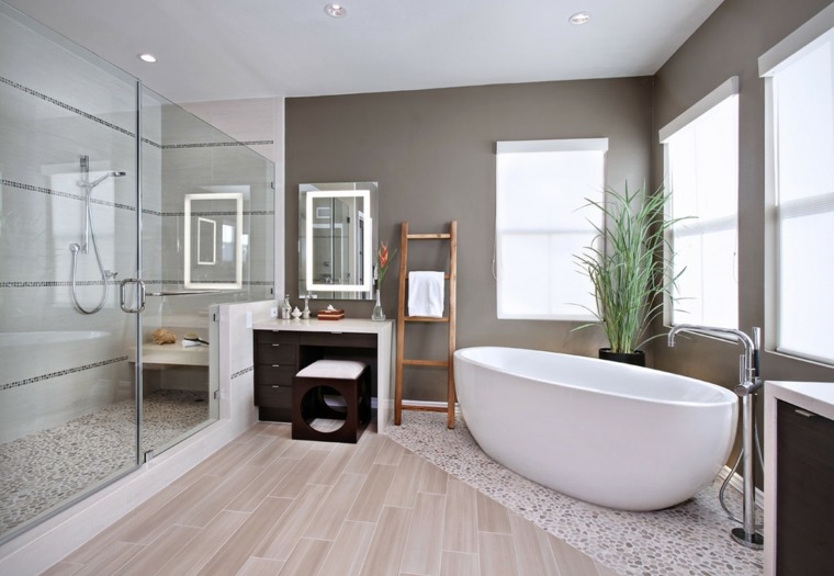 salle de bain moderne design baignoire plante déco parquet meuble bois 