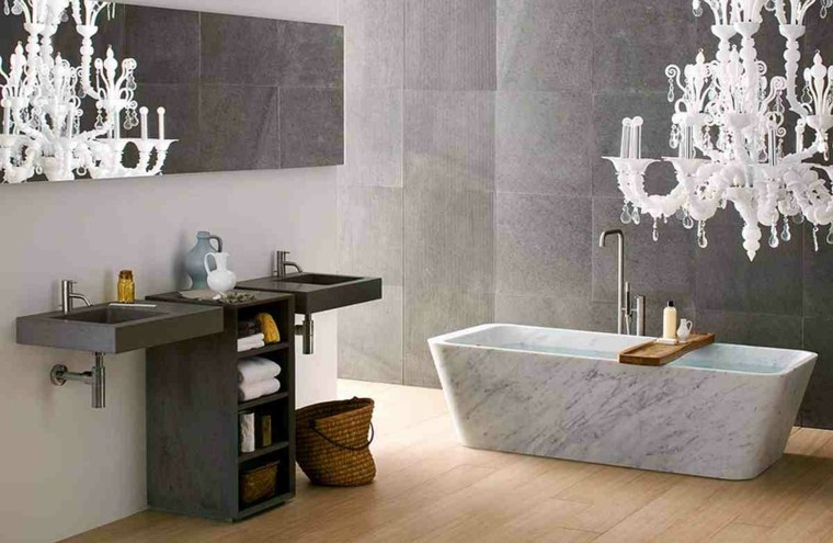 baignoire design idée aménagement miroir déco mur luminaire design salle de bain