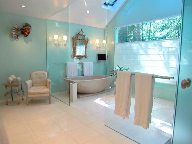 salle de bain bleue déco style ancien baignoire design fauteuil blanc design