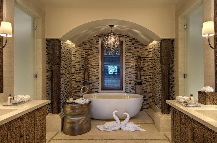 aménagement salle de bain baignoire élégante design idée luminaire moderne design 
