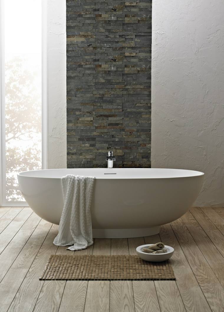 salle de bain design pierre baignoire blanche tapis de sol idée mur revêtement