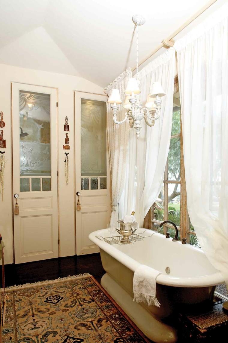 baignoire ancienne design salle de bain bois luminaire suspension design